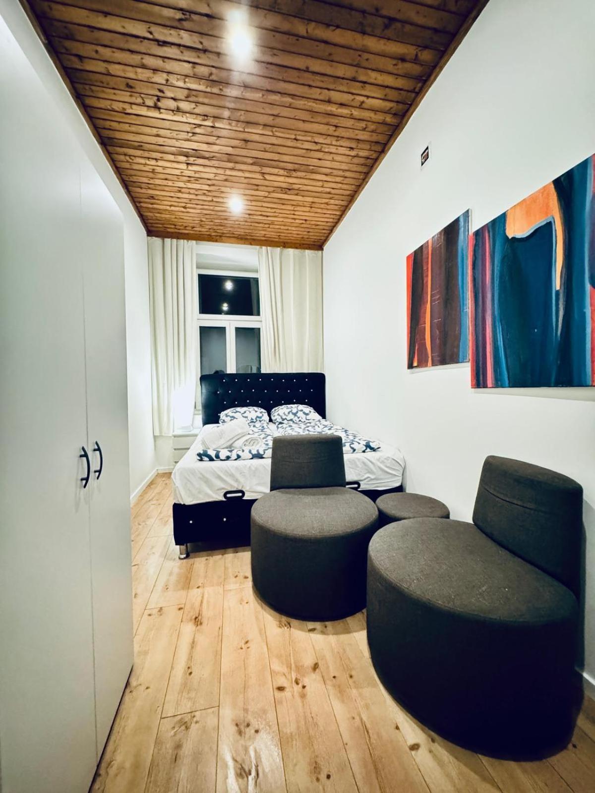 Apartment Convenient 4br Shared For 11p, 10 Min To Atzgersdorf